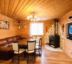 Коттедж с балконом и с красивым видом из окна в Филин дом