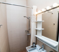 202 - Трехместный номер с балконом и боковым видом на море в Азов Инн