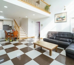 Коттедж с 3 комнатами с балконом в Daebudo Fullhouse Pension