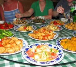 Кровать в общем номере в Yangshuo Culture House