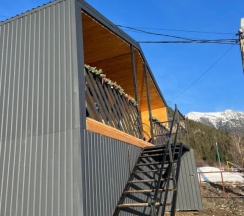 Четырёхместные апартаменты с 2 комнатами с балконом и с красивым видом из окна в Arkhyz family lodge