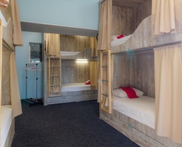 Спальное место в женском 10 местном номере в Nice Hostel