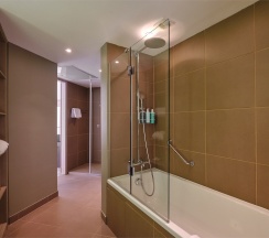Номер Suite с двуспальной кроватью и диваном в Novotel Krasnoyarsk center