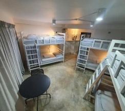 Кровать в общем номере (двуспальная кровать) в Home16 Hostel 16