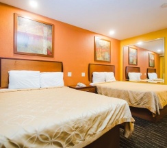Четырёхместный номер Standard в Express Inn Gulf Bank