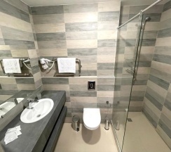 Двухместный номер Superior с балконом и с видом на море двуспальная кровать в Prehotel