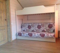 Коттедж с балконом и с красивым видом из окна в Гостевой дом