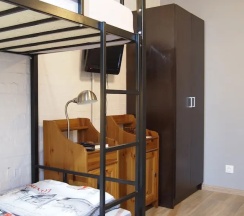 Кровать в общем номере (мужской номер) в Opaliha Loft rooms