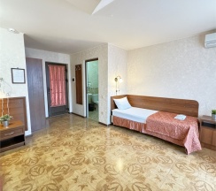 Семейный четырехместный комфорт с балконом и доп местом (4  этаж) в Атриум