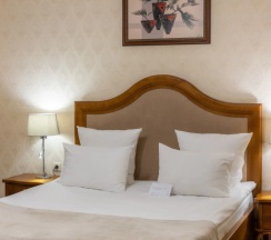 Двухместный номер Classic №3 c 1 комнатой с красивым видом из окна двуспальная кровать в Лель