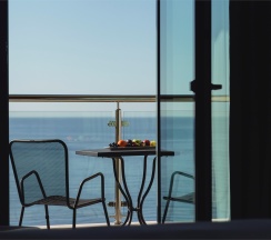 Номер Superior Suite, с видом на море - с двуспальной кроватью и диваном в Pullman Sochi Centre