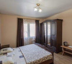 Двухместный номер комфорт с большой кроватью +доп.место, 1-4 человек и балконом в Гостевой дом