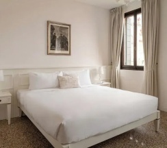 Двухместный номер Deluxe с видом на канал (двуспальная кровать) в Отель IH Hotels Venezia Salute Palace