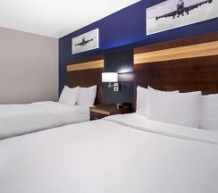 Четырёхместный номер Standard 2 отдельные кровати в Avion Inn Near LGA Airport, Ascend Hotel Collection