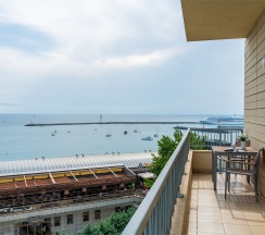 Семейные апартаменты с видом на море (4 этаж) в Real Apartments Sochi