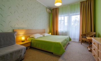 Трёхместный номер Economy с балконом в Грин эпл