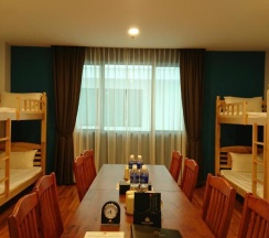 Кровать в общем номере в Austin Park Hotel