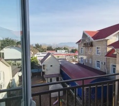 Пятиместный номер Standard с балконом и с видом на горы в Жемчужина