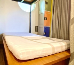 Кровать в общем номере с балконом в Bayhouse Hostel Penghu
