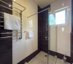 Трёхместный номер Супериор c 1 комнатой с балконом и с красивым видом из окна в Aimara