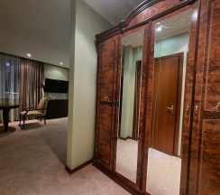 Номер "Делюкс" четырёхместный с двумя двуспальными кроватями в Brut hotel