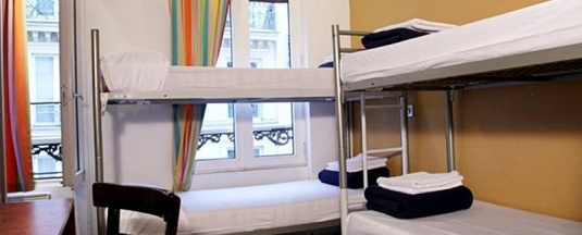 Кровать в общем номере в Plug Inn Boutique Hostel