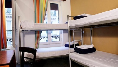 Кровать в общем номере в Plug Inn Boutique Hostel
