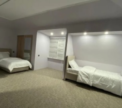 Трёхместный номер Comfort с балконом и с видом на сад в Happy Moments Hostel