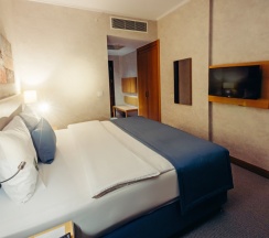 Двухместный номер Superior с видом на город двуспальная кровать в Dedeman Oskemen Hotel