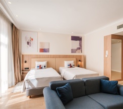 Номер "Делюкс" с двумя раздельными кроватями в Кортъярд Марриотт Сочи Красная Поляна