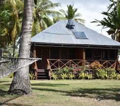 Бунгало рядом с пляжем в Club Fiji Resort