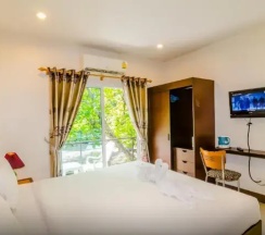 Двухместный номер Superior с балконом двуспальная кровать в Baan Yuyen Karon Guesthouse