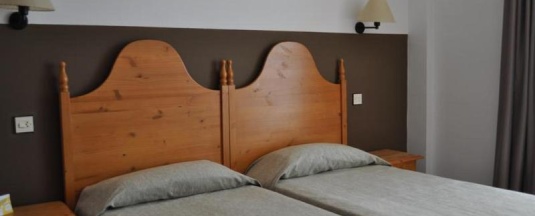 Кровать в общем номере c 1 комнатой в Xon's Platja Hotel Apartments