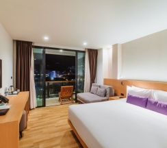 Двухместный номер Executive с видом на бассейн двуспальная кровать в The Lunar Patong