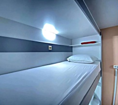 Кровать в общем номере с балконом и с красивым видом из окна в Арктика