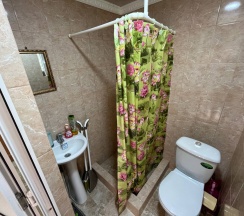 Трехместный номер с двуспальной и односпальной кроватями в Волна