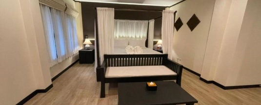 Вилла с балконом и с красивым видом из окна в Rawisara Villa Resort