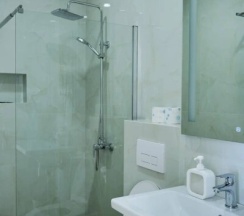 Улучшенная четырёхместная комната в Deus