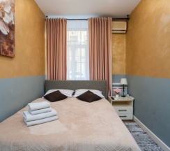 Двухместный номер с одной большой двуспальной кроватью и собственной ванной комнатой в Goldie Home