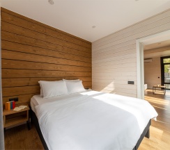 Коттедж с двумя спальнями и купелью в Black Village Family