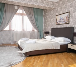 3-комнатный номер люкс с кухней и балконом(с завтраком) в Жемчуг