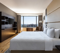 Двухкомнатные апартаменты с одной спальней в Krasnodar Marriott Hotel