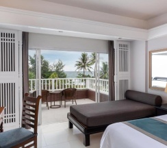 Двухместный номер Deluxe Terrace с видом на море двуспальная кровать в Thavorn Palm Beach Resort Phuket