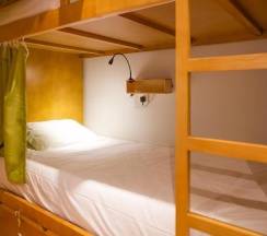Кровать в общем номере в Peach Hostel & Suites