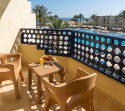 Люкс с видом на бассейн в Курортный отель Grand Oasis Resort