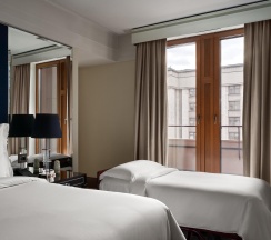 Номер Люкс Four Seasons Кинг в Four Seasons Hotel Moscow