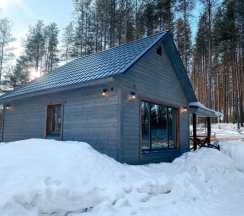 Коттедж с балконом и с красивым видом из окна в GreenHouse