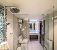 Двухместный номер Superior с видом на море двуспальная кровать в Andaman Beach Suites Hotel