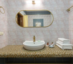 Апартаменты с ванной и балконом в My Favourite Garden Hotel