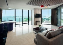 Люкс с красивым видом из окна в Tsix5 Phenomenal Hotel Pattaya